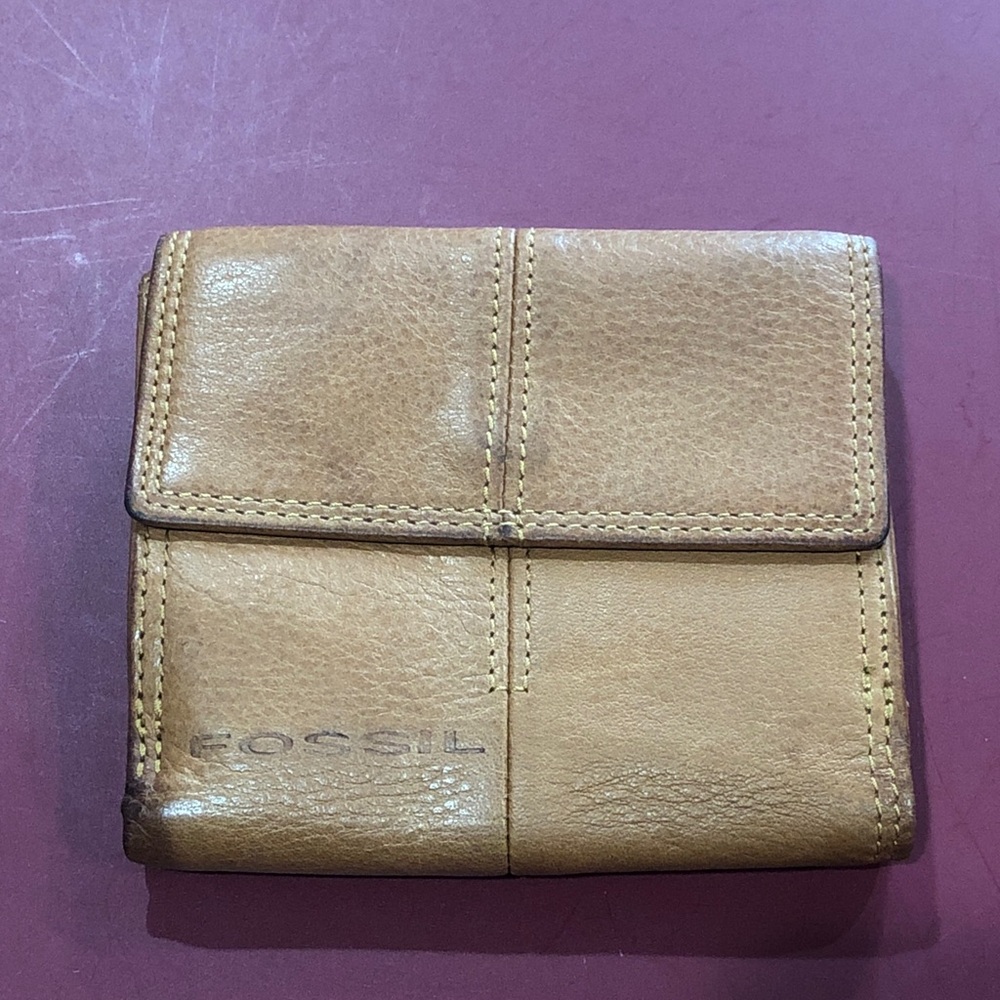 Fossil Bi-Fold Natural Brown color Leather Wallet EUC